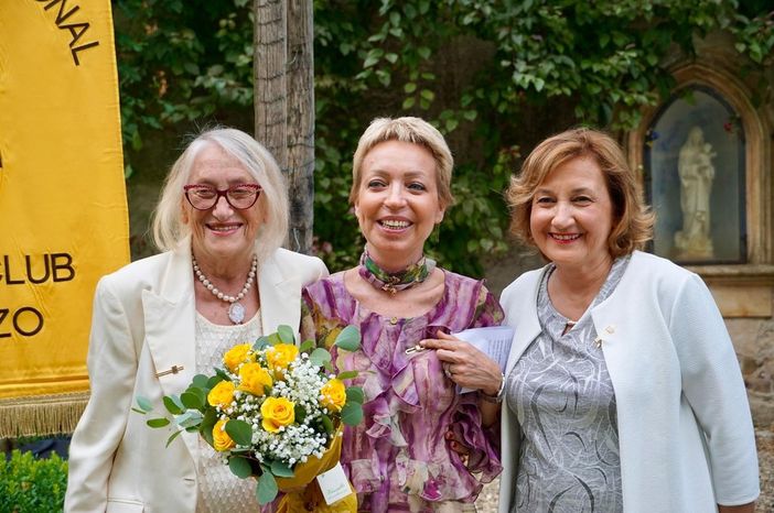 Zonta Saluzzo, passaggio di consegne. da sinistra l'area director Renata Vallò, la nuova presidente Alessandra Piano, la past president Tiziana Somà- foto Paola Ravazzi Zonta Saluzzo, passaggio di consegne. da sinistra l'area director Renata Vallò, la nuova presidente Alessandra Piano, la past president Tiziana Somà- foto Paola Ravazzi
