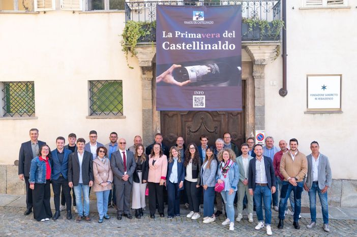 Il gruppo dei produttori davanti a Palazzo Re Rebaudengo a Guarene