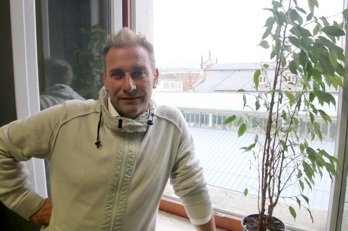 L'assessore Andrea Girard nell'ufficio dell'Assessorato in piazza Virginio
