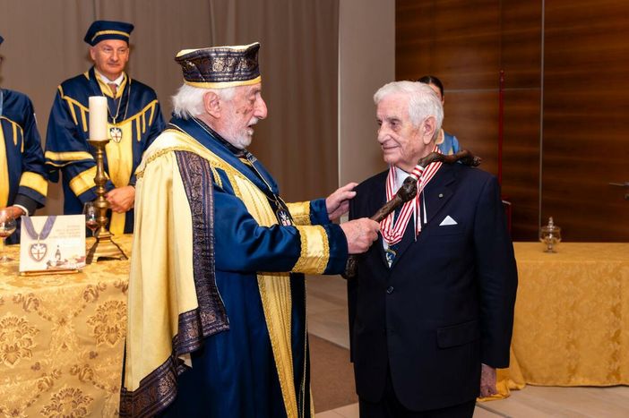 Il senatore Zanoletti consegna il collare a Matterino Dogliani