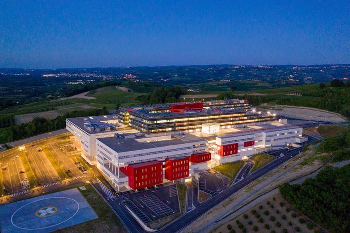 Un'immagine notturna del nuovo ospedale Un'immagine notturna del nuovo ospedale