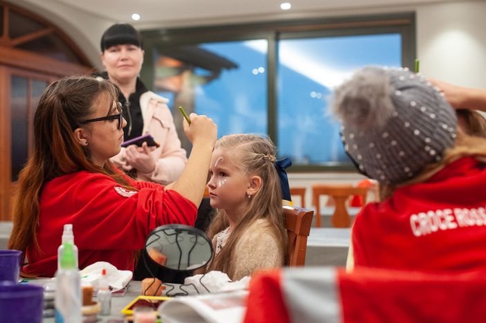 Momenti di gioia per i bambini ucraini ospitati a La Morra: il Natale ha i colori della solidarietà firmata dalla Croce Rossa di Alba (Foto servizio Barbara Guazzone) Momenti di gioia per i bambini ucraini ospitati a La Morra: il Natale ha i colori della solidarietà firmata dalla Croce Rossa di Alba (Foto servizio Barbara Guazzone)