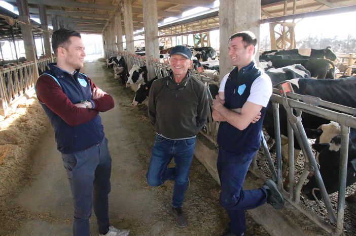 Papà Mario con i figli Alessandro e Matteo nella stalla di via Cuneo a Savigliano