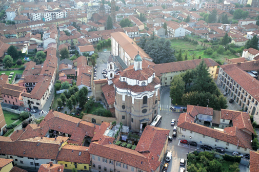 Nella veduta del centro storico braidese il complesso di Santa Chiara