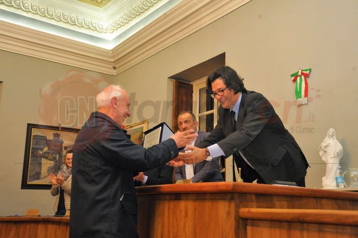 Il sindaco Colombatto consegna la targa a don Mario Peirano