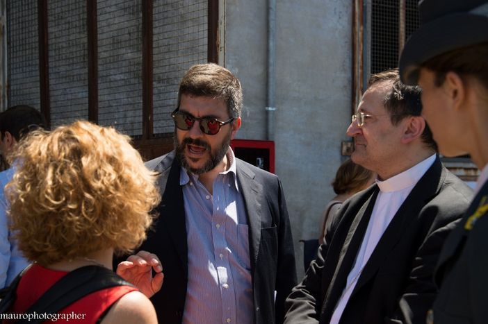 Mauro Calderoni all'apertura del dormitorio temporaneo per i braccianti, insieme a Monica Cerutti