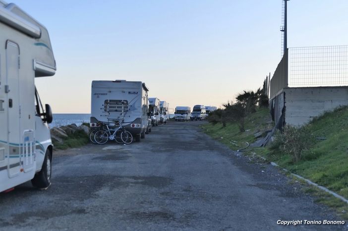Auto in viaggio e assalto ai treni per raggiungere la Liguria nonostante le restrizioni: "Non si può più fare i furbi"