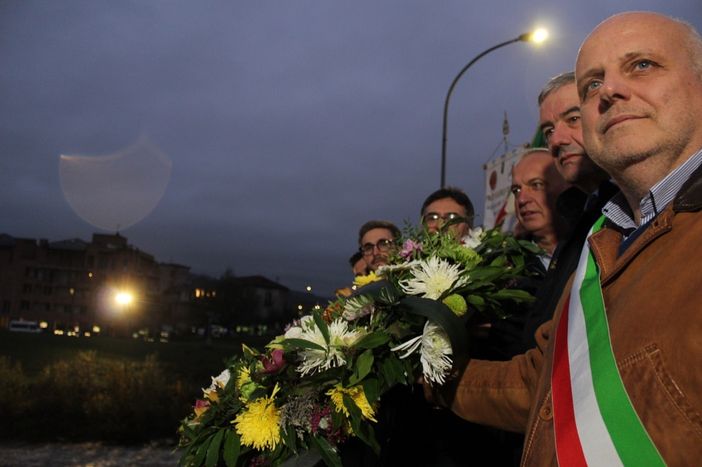Il sindaco Marello col capo della Protezione Civile Borrelli e i figli dei coniugi Iannone scoprono la targa posata in ricordo della coppia presso la sede della Protezione civile albese Il sindaco Marello col capo della Protezione Civile Borrelli e i figli dei coniugi Iannone scoprono la targa posata in ricordo della coppia presso la sede della Protezione civile albese