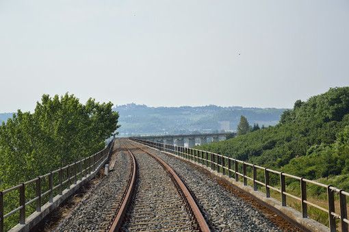 Il viadotto ferroviario di Motta di Costigliole, lungo la dismessa linea Alba-Asti Il viadotto ferroviario di Motta di Costigliole, lungo la dismessa linea Alba-Asti
