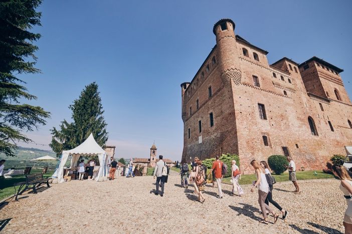 Il castello di Grinzane Cavour, sede dell'enoteca regionale e meta costante di turisti Il castello di Grinzane Cavour, sede dell'enoteca regionale e meta costante di turisti