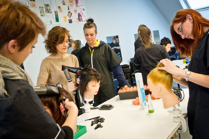 Corsi abilitanti alle professioni di acconciatura ed estetista all'AFP di Cuneo Corsi abilitanti alle professioni di acconciatura ed estetista all'AFP di Cuneo