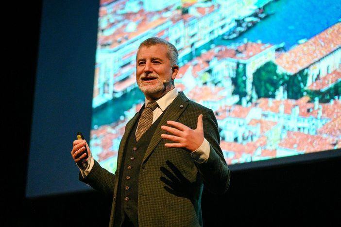 Giovanni Carlo Federico Villa  arriva al Teatro Sociale di Alba  con una grande conferenza  su Lorenzo Lotto con Fondazione Crc