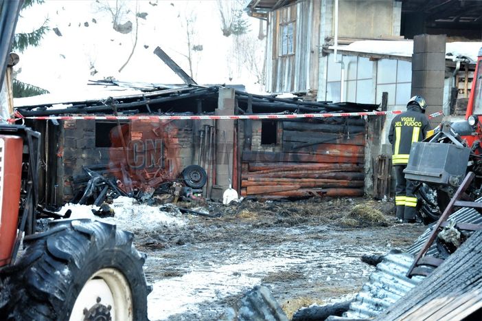 I Vigili del fuoco avevano delimitato la zona interessata dal rogo I Vigili del fuoco avevano delimitato la zona interessata dal rogo