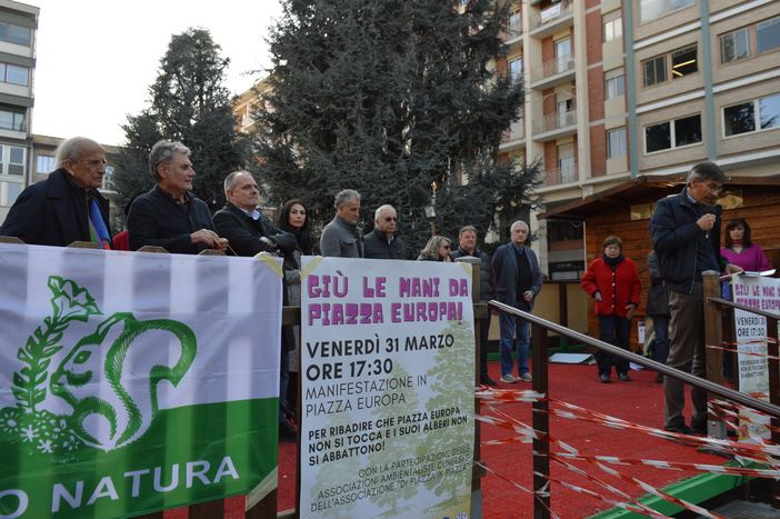 Cuneo, l'urlo del ‘no’ al parcheggio interrato di piazza Europa: “Non diventerà un'altra piazza Boves” [GALLERY]