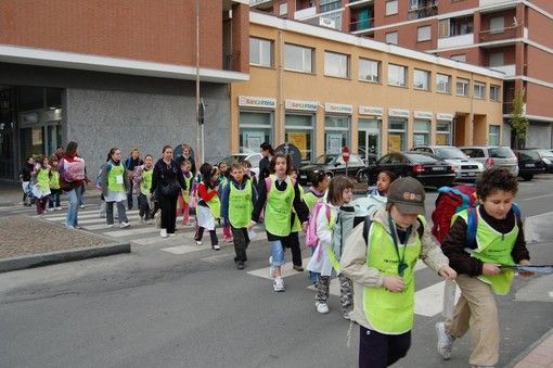 Saluzzo, il pedibus, una delle buone partiche citate nella nuova edizione del volume "La città si*cura" della Consulta delle Elette del Piemonte