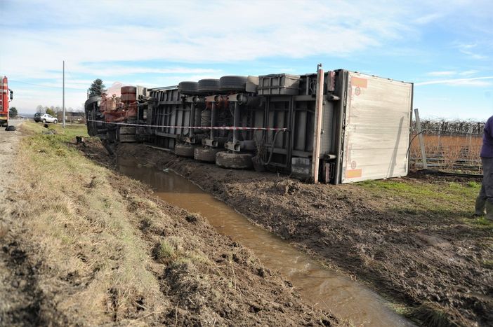 Il camion ribaltato lungo via Staffarda