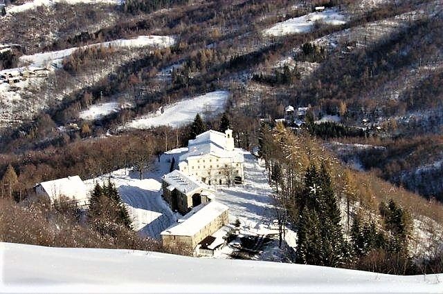 Il Santuario di Valmala durante la stagione invernale