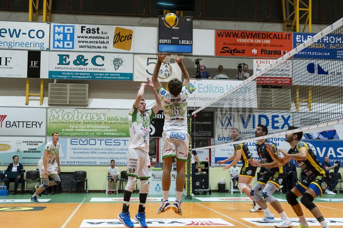 Il regista Daniele Sottile in azione durante la partita di Grottazzolina (Foto M&amp;G Scuola Pallavolo)