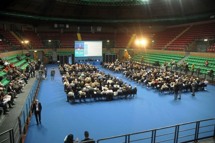 I soci dell'UBI Banca decidono per il passaggio da popolare a società per azioni I soci dell'UBI Banca decidono per il passaggio da popolare a società per azioni