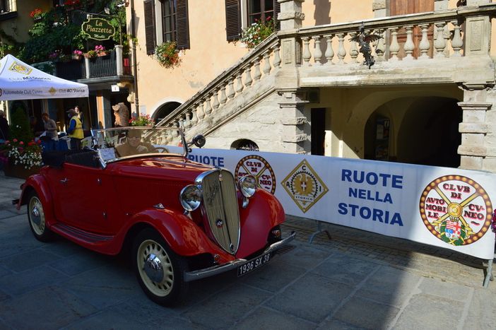 Un'auto storica durante la prima edizione del raduno Un'auto storica durante la prima edizione del raduno