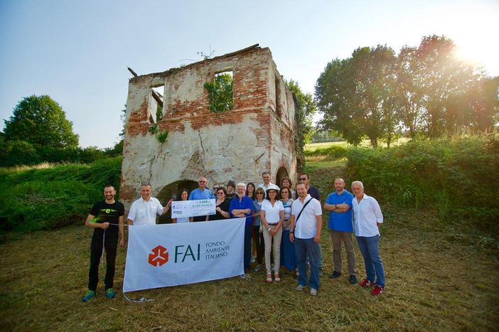 Consegna del contributo della Camminata eVISO-go alla Delegazione FAI Saluzzo, presso l'antica fonte in Vigna Ariaudo
