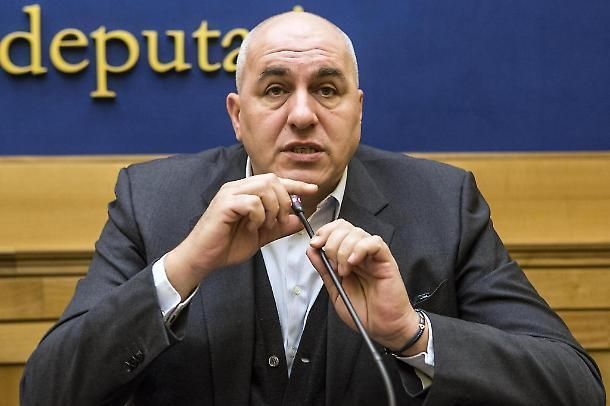 Le dimissioni di Crosetto per la terza volta all’esame della Camera