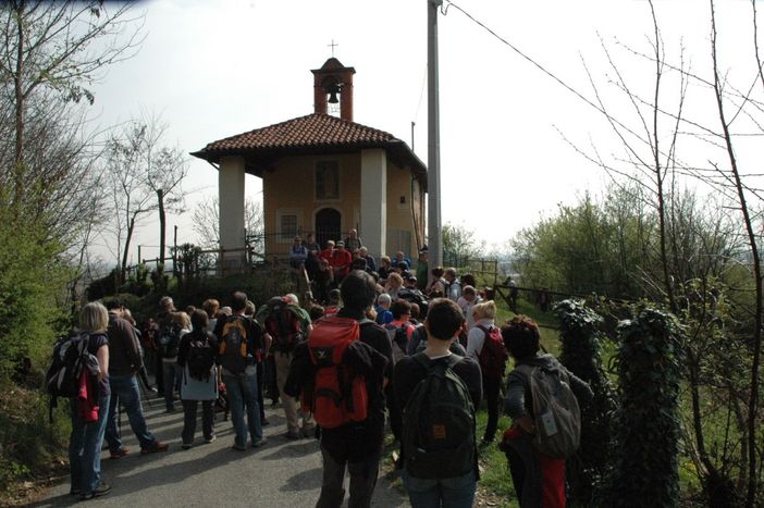 Il gruppo dell'Associazione Terre Alte con il gruppo della neonata associazione saluzzese Camminare in camper, durante la gita sulla collina di Saluzzo e Manta Il gruppo dell'Associazione Terre Alte con il gruppo della neonata associazione saluzzese Camminare in camper, durante la gita sulla collina di Saluzzo e Manta