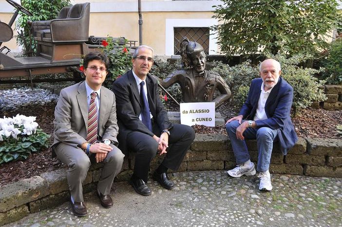 Il sindaco Valmaggia, l'assessore Spedale ed il presidente di "Uomini di mondo" Merlino con il busto di Totò all'arrivo a Cuneo (Foto Silvio Fasano)