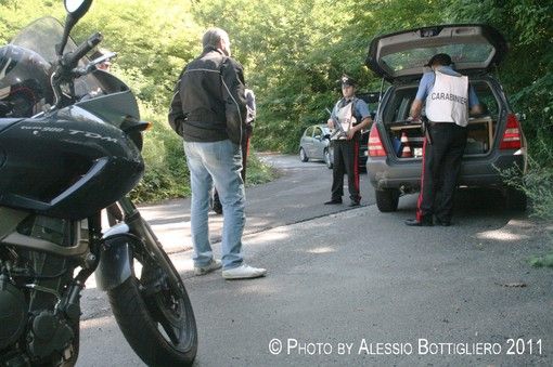 Controlli – in questo caso dei Carabinieri – a motociclisti sulle strade di Langa (Archivio - Ph. A. Bottigliero)