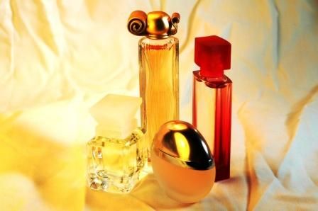 Borgo San Dalmazzo: cercavano di vendere profumi “taroccati”, due fratelli a processo Borgo San Dalmazzo: cercavano di vendere profumi “taroccati”, due fratelli a processo