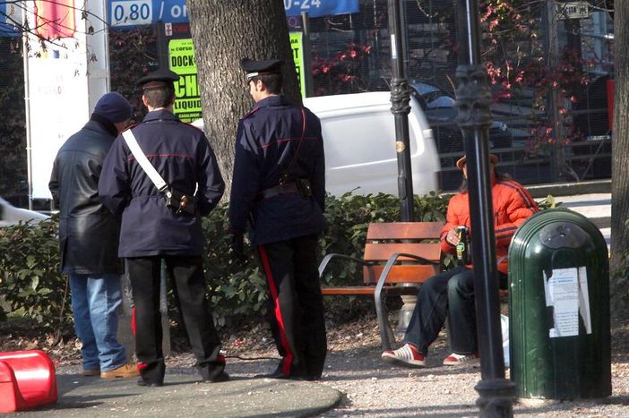 Tre uomini e una donna condannati a 4 mesi: infastidivano i titolari dei bar di Alba che non volevano dar loro da bere gratis