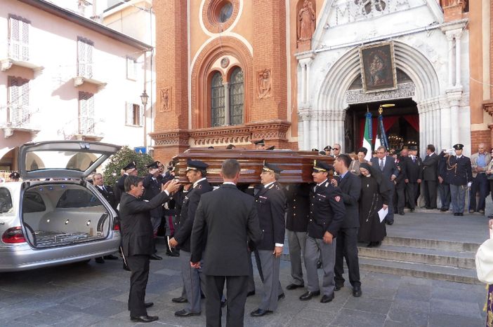 La bara del dottor Cunzolo portata a spalle dai colleghi