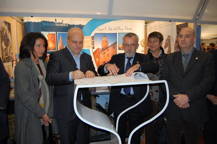 Firmato protocollo di collaborazione turistica fra le città di Alba e Saluzzo