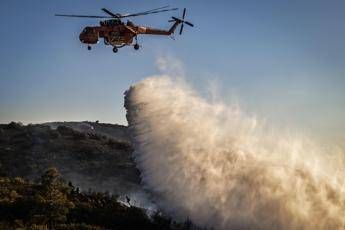 Grecia, Creta in fiamme: maxi incendio vicino a hotel, evacuazioni di massa