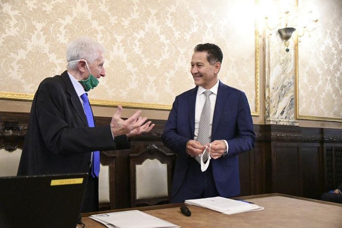 Amilcare Merlo con il presidente di Confindustria Cuneo Mauro Gola e, sotto, con il direttore Giuliana Cirio Amilcare Merlo con il presidente di Confindustria Cuneo Mauro Gola e, sotto, con il direttore Giuliana Cirio