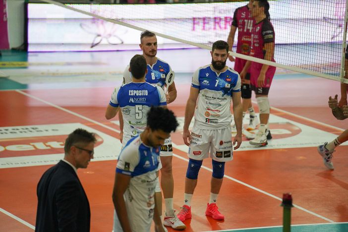Gli sguardi sono eloquenti e coach Giaccardi si chiede: "Quanto vale la mia Cuneo?" (Fotogallery di Stefano Spano) Gli sguardi sono eloquenti e coach Giaccardi si chiede: "Quanto vale la mia Cuneo?" (Fotogallery di Stefano Spano)