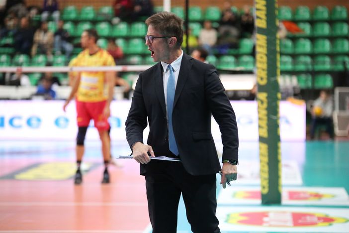 La grinta non è mai mancata a Max Giaccardi, ma non è bastato per evitare l'esonero (Foto Cuneo Volley)