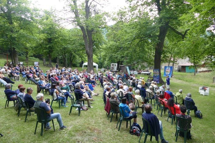 Giovani e adulti nei boschi si sono interrogati sul senso della vita grazie al teologo Vito Mancuso