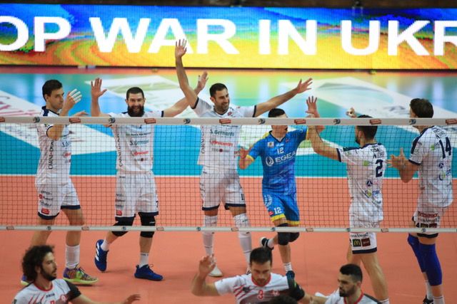 La gioia dei giocatori di Cuneo dopo un punto nella vittoriosa partita con Santa Croce (Foto: Margherita Leone) La gioia dei giocatori di Cuneo dopo un punto nella vittoriosa partita con Santa Croce (Foto: Margherita Leone)