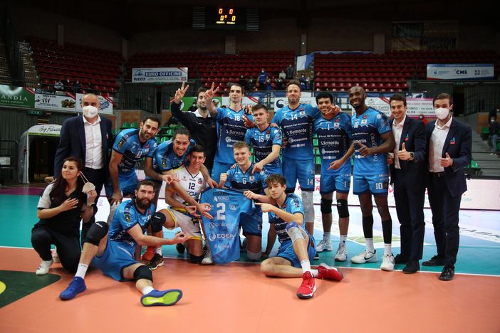 L'esultanza dei giocatori di Cuneo dopo il netto 3-0 contro Cantù (Foto servizio di Valerio Giraudo)