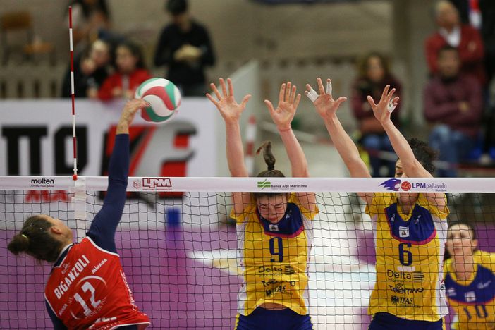 Un attacco di Biganzoli (lpm) contro la Delta Trentino (foto Marco Marengo) Un attacco di Biganzoli (lpm) contro la Delta Trentino (foto Marco Marengo)