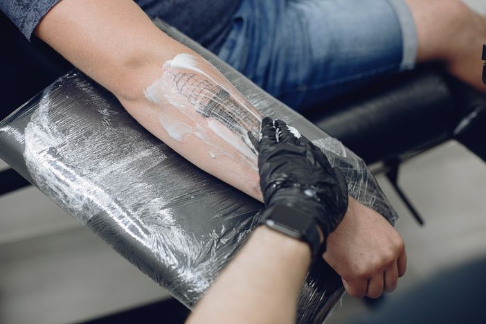 Cura del tatuaggio: tutto quello che devi sapere per tattoo sempre brillanti Cura del tatuaggio: tutto quello che devi sapere per tattoo sempre brillanti