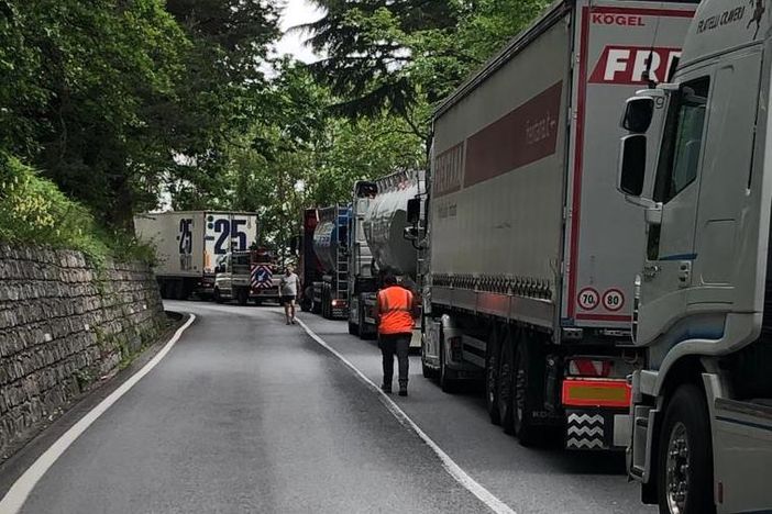 Nell'immagine d'archivio code al Colle di Nava Nell'immagine d'archivio code al Colle di Nava