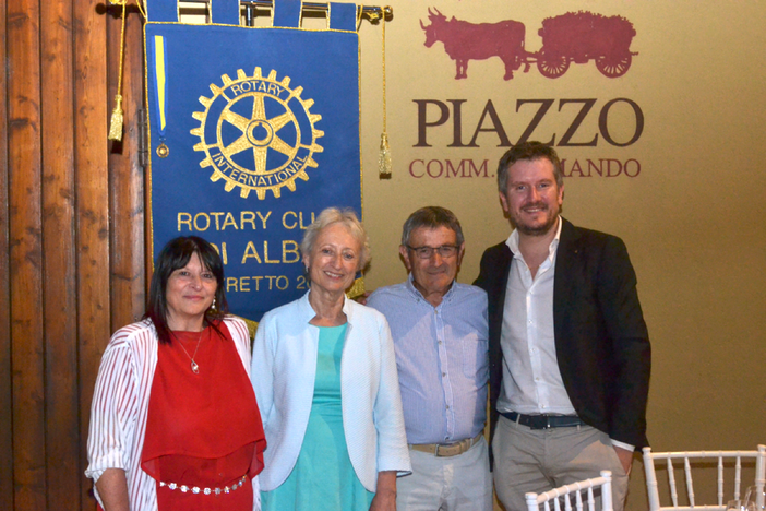 Nella foto da sinistra Marina Piazzo, Piera Arata (presidente Incoming del Rotary Club Alba), Franco Allario e Luigi Minasso (foto Lucia Ernè)