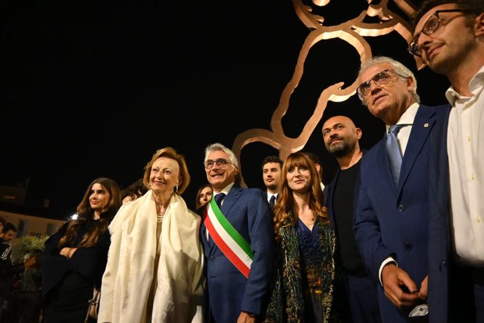 Nel fotoservizio di Barbara Guazzone e nella diretta video realizzata da Andrea Olimpi i momenti salienti della cerimonia di svelamento dell'opera di Valerio Berruti Nel fotoservizio di Barbara Guazzone e nella diretta video realizzata da Andrea Olimpi i momenti salienti della cerimonia di svelamento dell'opera di Valerio Berruti