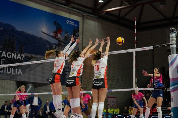 Le Gatte in azione durante il match contro Talmassons (foto di Danilo Ninotto) Le Gatte in azione durante il match contro Talmassons (foto di Danilo Ninotto)