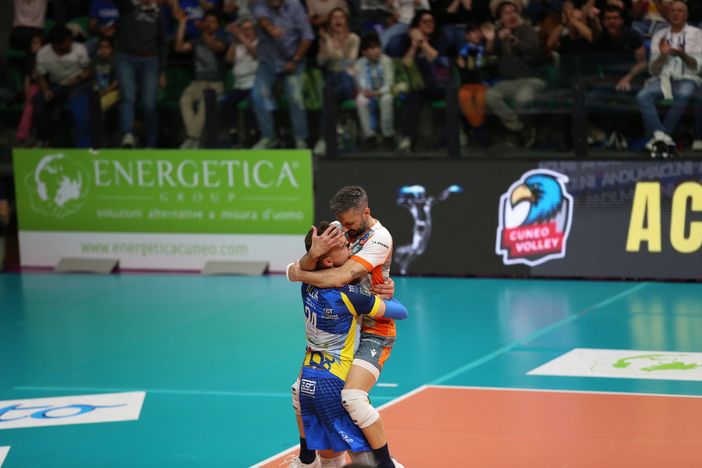 Domenico Cavaccini abbraccia Karli Allik: Cuneo è in SuperLega