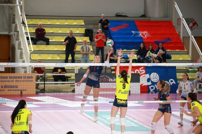 Volley A2/F: IL PUMA ONORA IL CAMPIONATO! La Bam Mondovì vince al tie-break in casa dell'Albese Como e trascina con sé le lombarde in B1