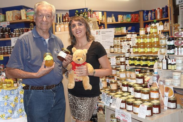 Il cacciatore di miele Tonino Strumia con Silvia Gullino Il cacciatore di miele Tonino Strumia con Silvia Gullino