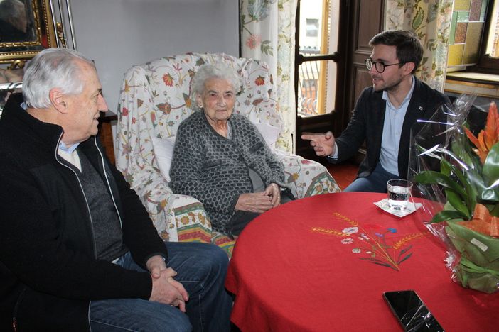 Da sinistra: Antonio Degiacomi, Clotilde Viglino e Alberto Gatto in occasione della festa dei 100 anni, lo scorso 23 gennaio